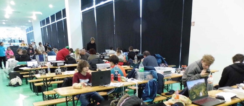 Příprava robotických modelů účastníků v „robot depu“ na soutěžní disciplíny Robotiády. Foto: B. Lacko